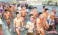 同志游泳社團「水男孩」延續傳統，穿丁字泳褲上街，傳遞身體是上天禮物的概念。葉志明攝