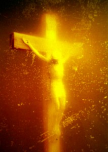 Andres Serrano 浸入系列之Piss Christ 被基督徒破壞保護措施。